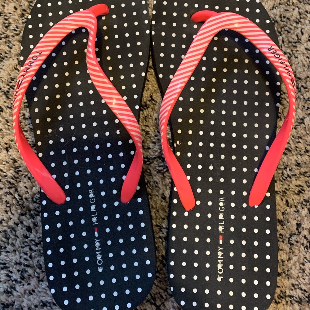 tommy hilfiger polka dotted flip flops